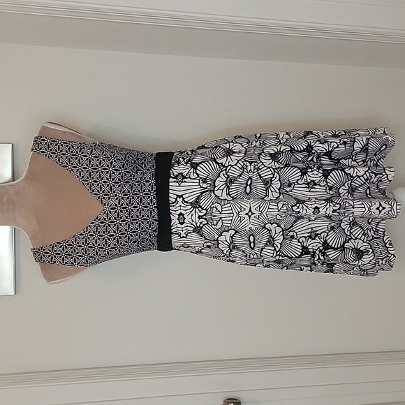 Lola Size S Dress, V-Neck, Sleeveless Black and White Pattern, EUC, Worn Once. - Picture 1 of 7